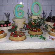 pi&egrave;ce &agrave; th&egrave;me avec assortiment de p&acirc;tisseries